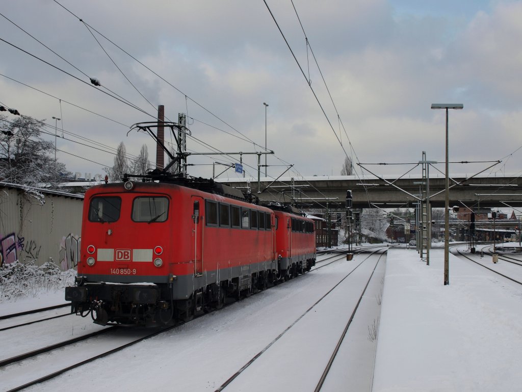 140 850-9 und 140 788 fuhren als Lz durch den Bahnhof Hamburg-Harburg am 30.1.