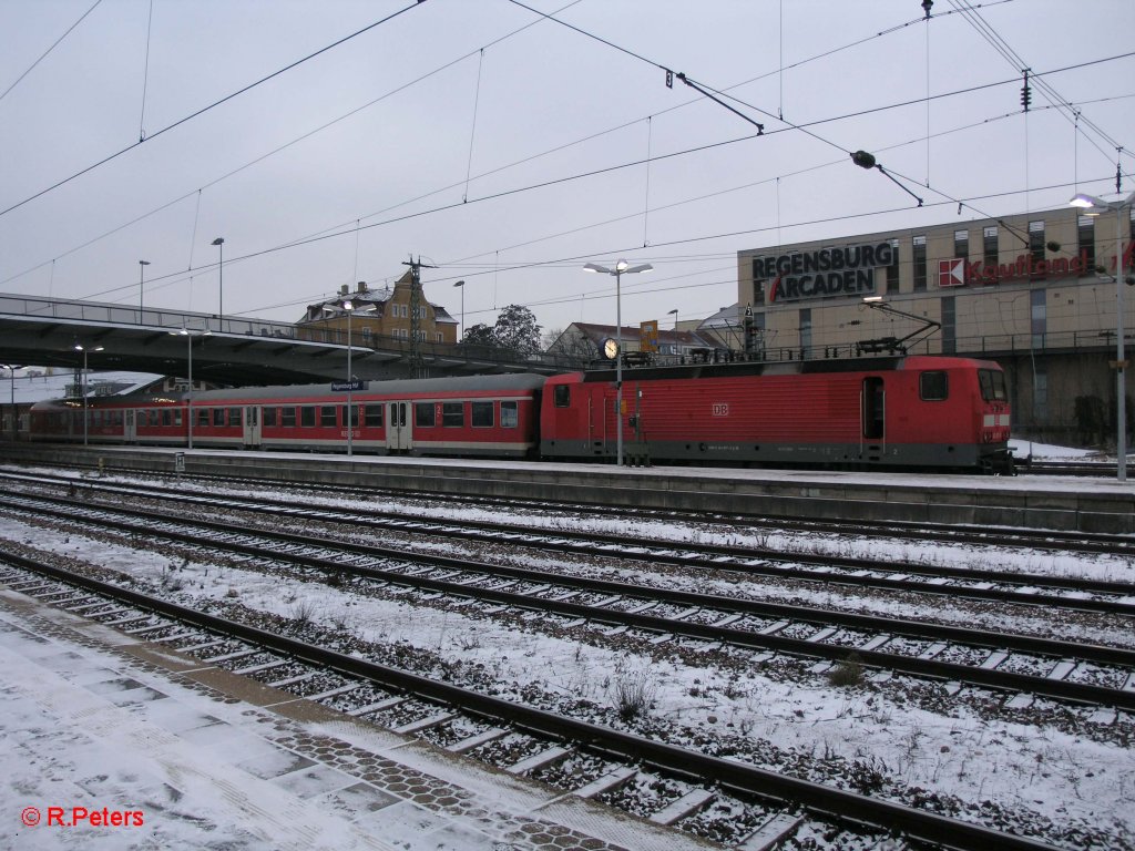 143 017 wartet in Regensburg HBF auf die Abfahrt. 09.01.10