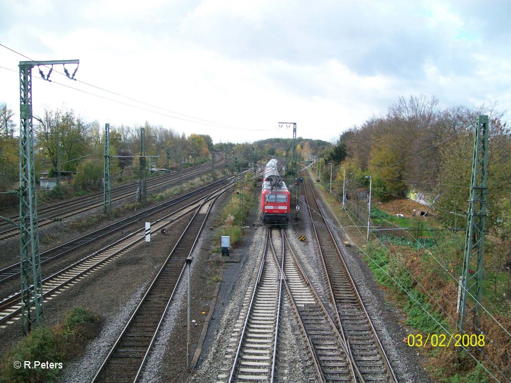 143 021 schiebt ein RE in Frankfurt/Hcht. 02.11.12