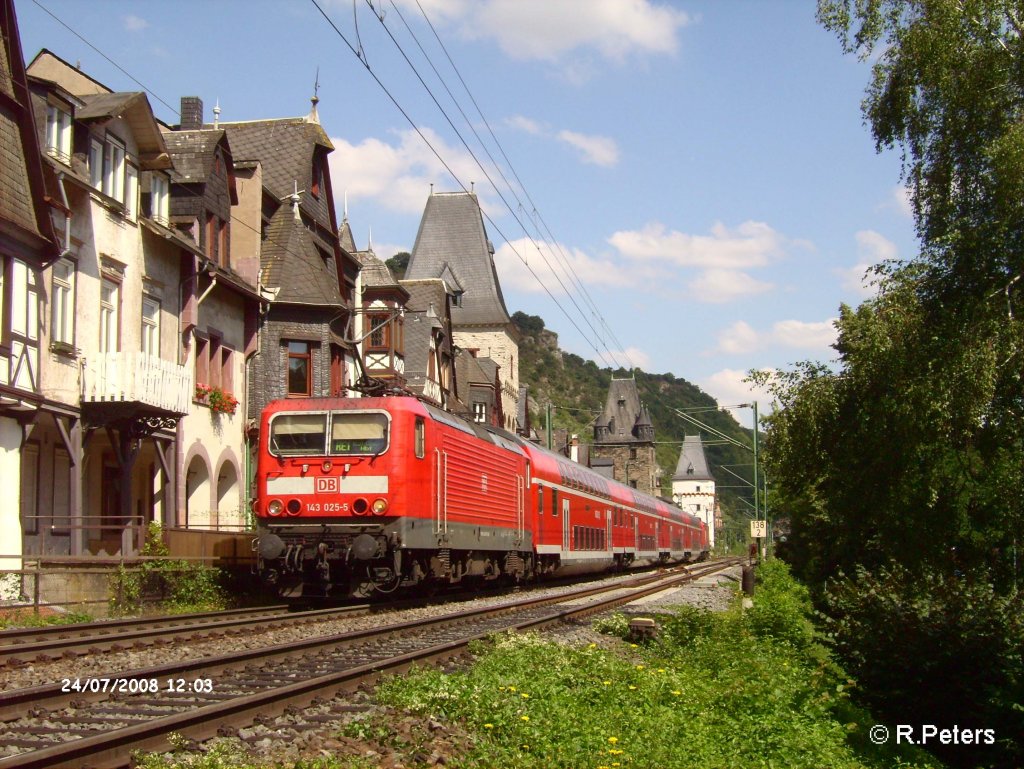 143 025-5 zieht ein RE Frankfurt/Main an der Stadtkulisse von Bacharach vorbei. 24.07.08