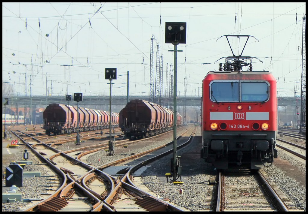 143 064 mit einer RB Garnitur abgestellt in Hanau