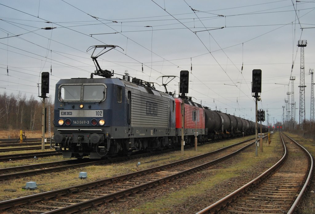 143 069+143 916 stehen am 18.01.2011 in Rostock-Seehafen Sd.