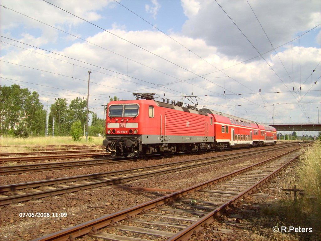 143 080-0 auf dem Rckweg nach Cottbus in Eisenhttenstadt. 07.06.08