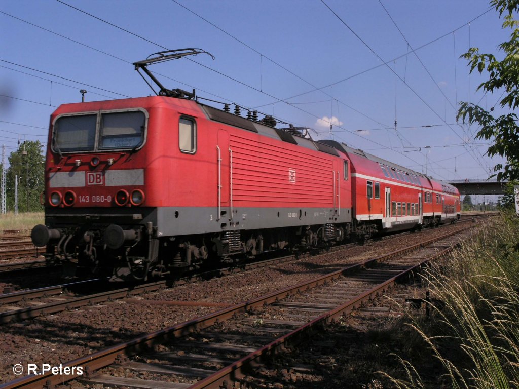 143 080-0 schiebt ihre RB11 Frankfurt/Oder durch Eisenhttenstatd. 07.06.08