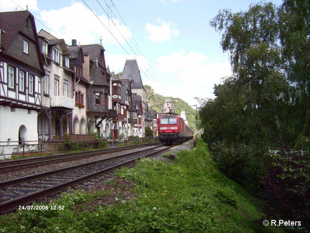 143 164-2 schiebt eine RB Koblenz durch Bacharach. 24.07.08