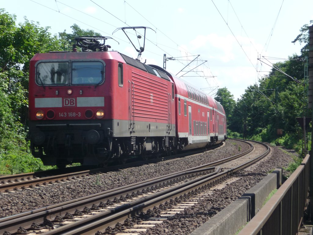 143 168 passiert am 06.08.2010 auf dem Weg nach K�ln die Wiedbr�cke in Neuwied. RB27 -> Rommerskirchen