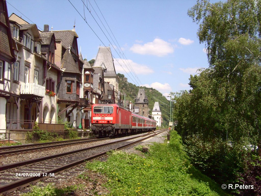 143 184-0 zieht eine RB Mainz an der Stadtkulisse von Bacharach vorbei. 24.07.08