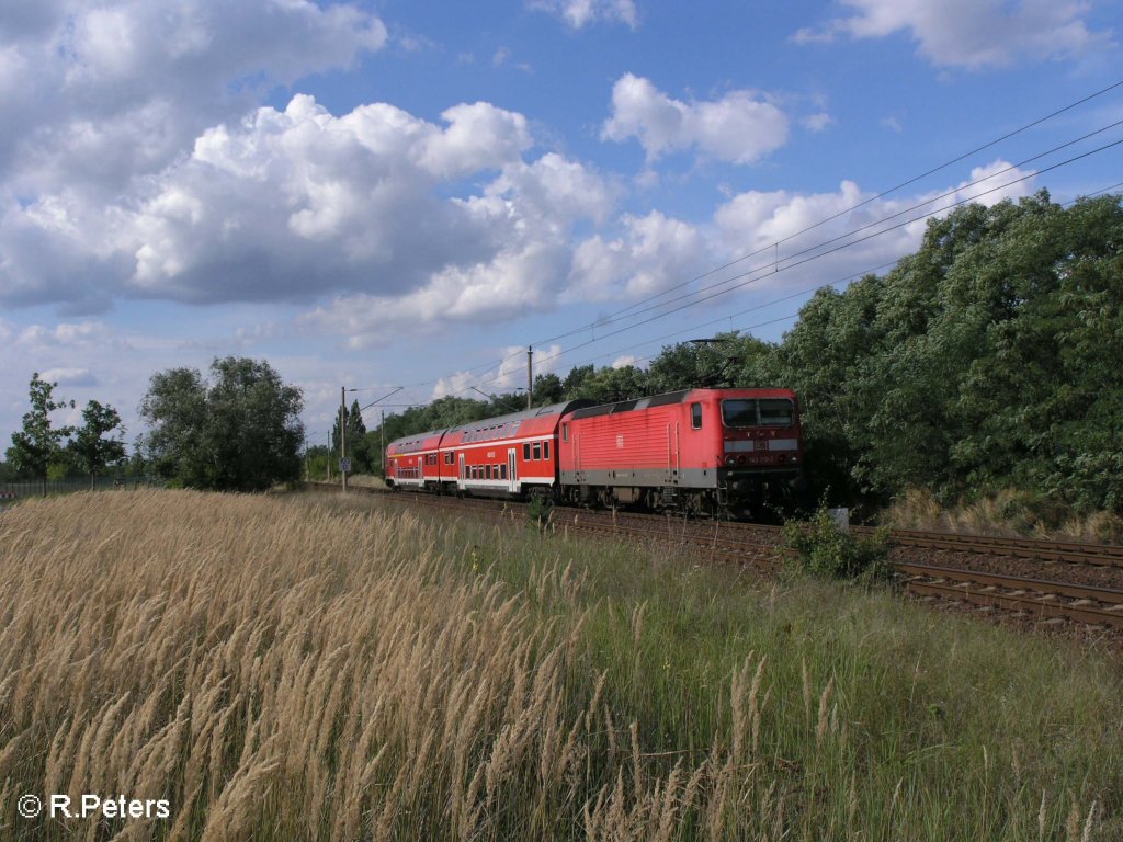 143 210-3 schiebt kurz hinter Eisenhttenstadt dne RB11 Frankfurt7Oder. 22.08.08