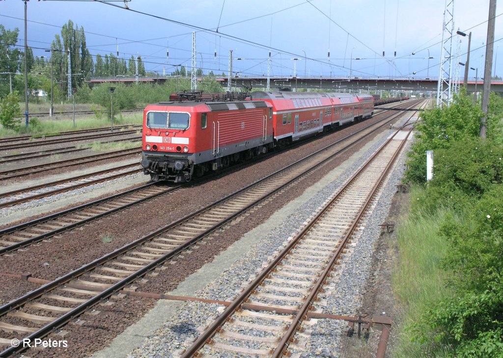 143 254-1 durchfhrt Eisenhttenstadt mit einer RB Cottbus. 19.05.09