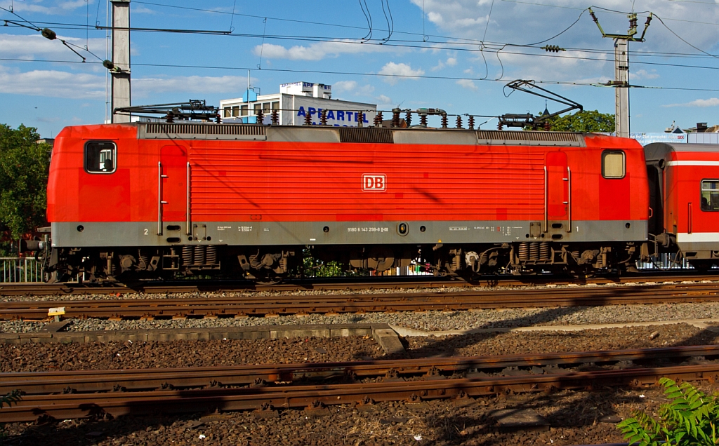 143 298-8 mit Nahverkehrszug bei der Ausfahrt aus dem Hbf Kln am 07.07.2012.