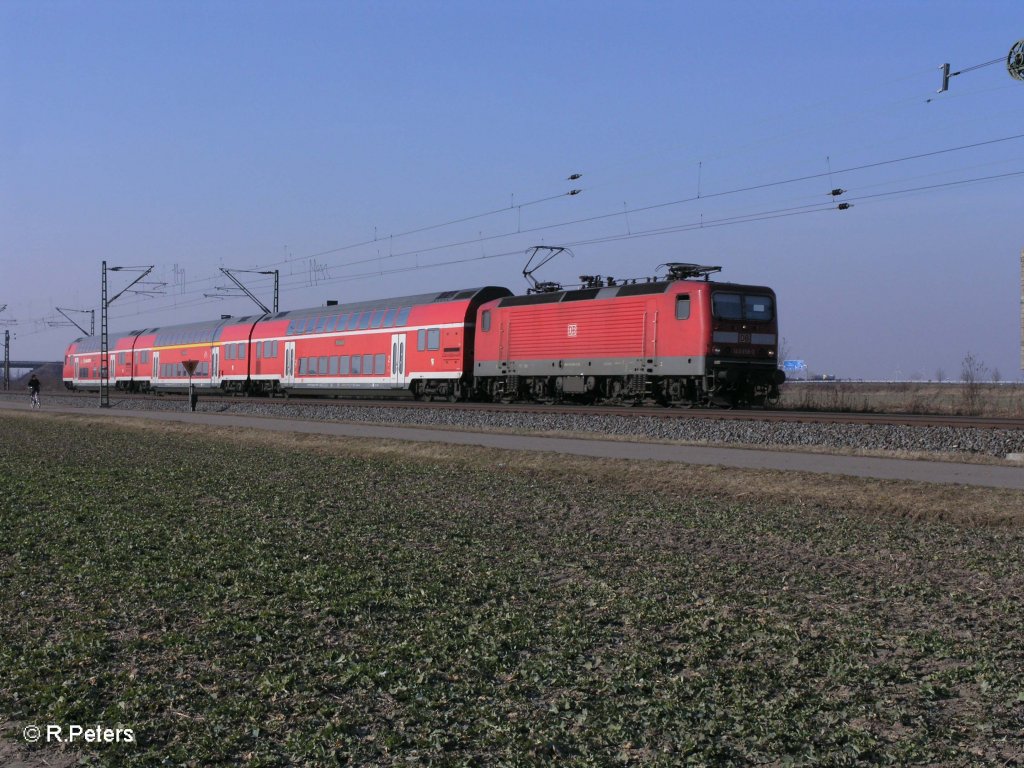 143 319-2 schiebt die S10 nach Halle bei Schkeuditz. 04.03.11