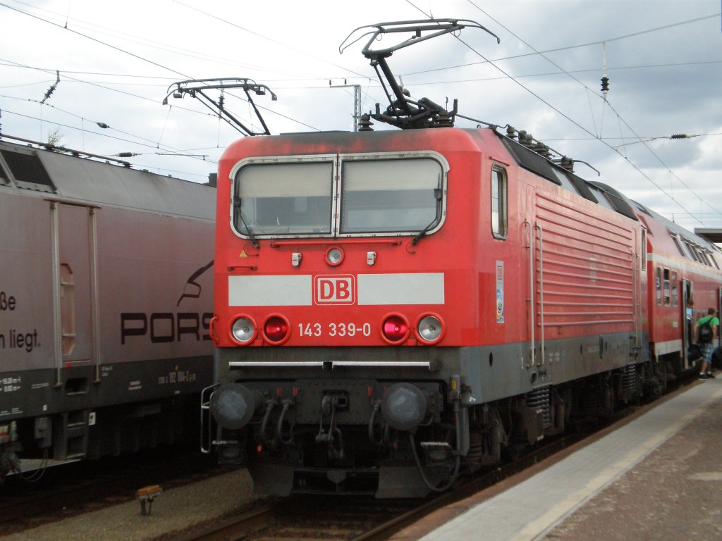 143 339 mit RE aus Dresden in Elsterwerda, 19.06.2011.