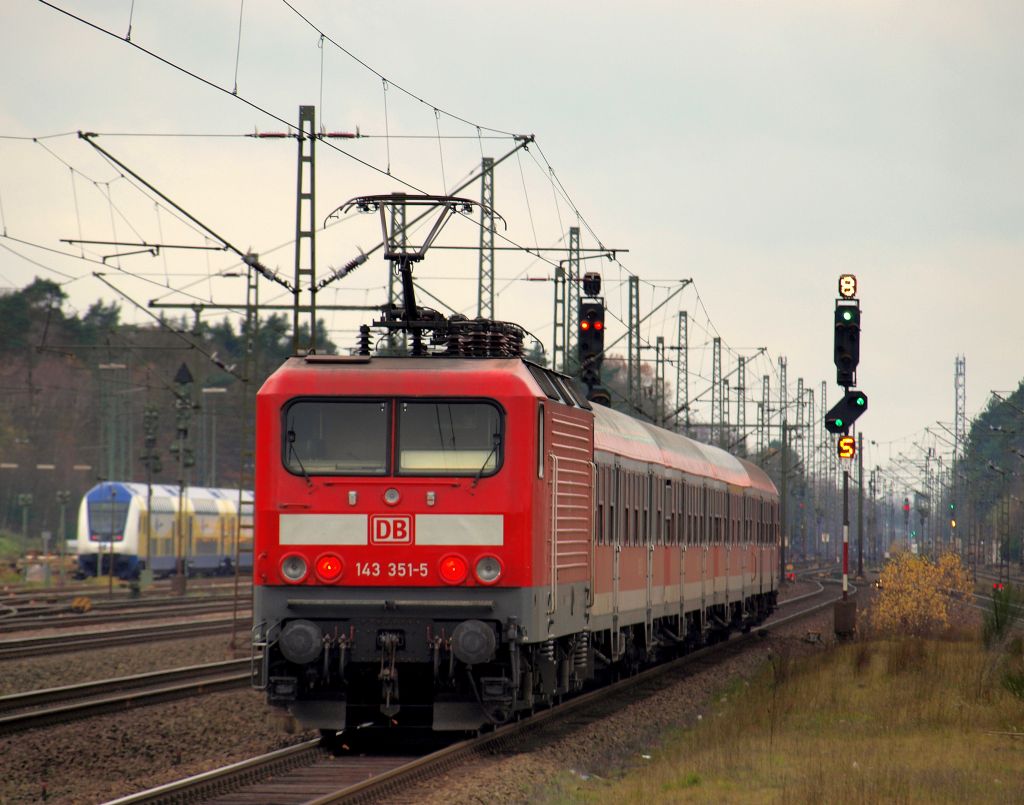 143 351-5 fuhr mit der Regionalbahn nach Twistringen am 13.11 aus Rotenburg an der Wmme hinaus.