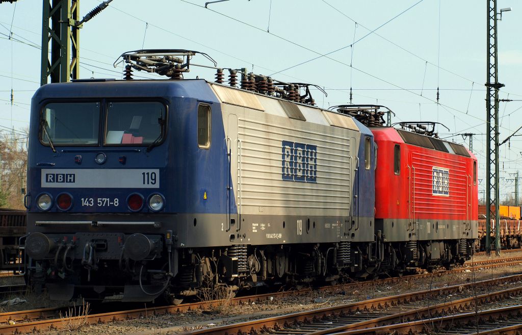 143 571-8 (RBH 119) und 143 916 (RBH 108) standen am 2.4 abgestellt im Harburger RBF.