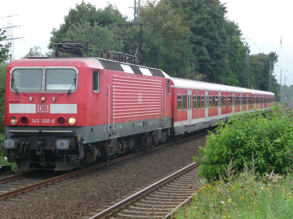 143 660 f�hrt am 27.08.2010 in den Bahnhof D�sseldorf-Reisholz ein.
S6 -> K�ln-Nippes