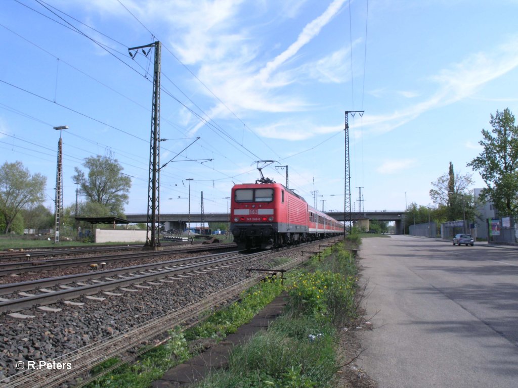 143 824-1 schiebt die RB 32523 nach Neufarn (Niederbayern) bei Regensburg Ost. 29.04.10