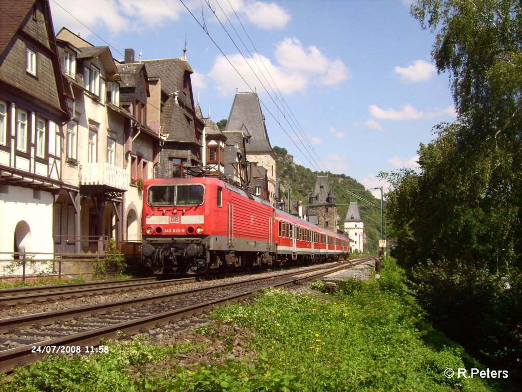 143 825-8 zieht an der Stadtkulisse von bacharach mit einer RB Mainz. 24.07.08