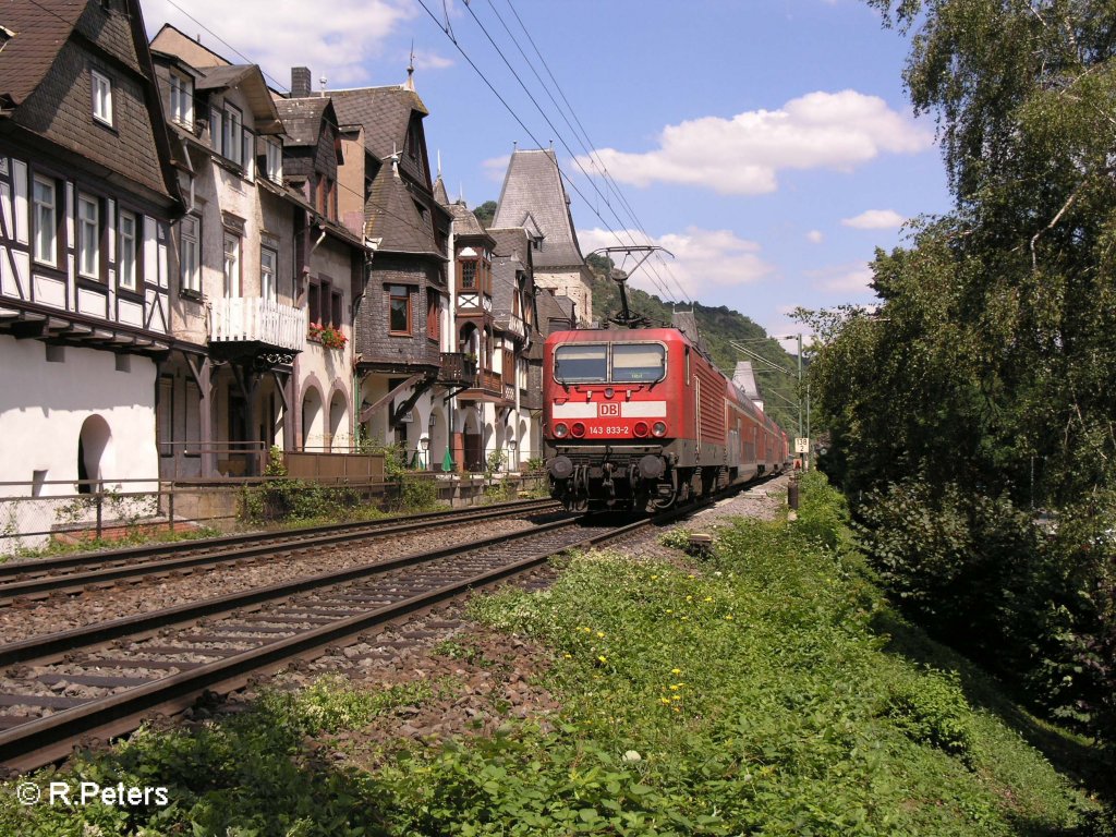 143 833-2 schiebt ein RE Koblenz durch Bacharach. 24.07.08