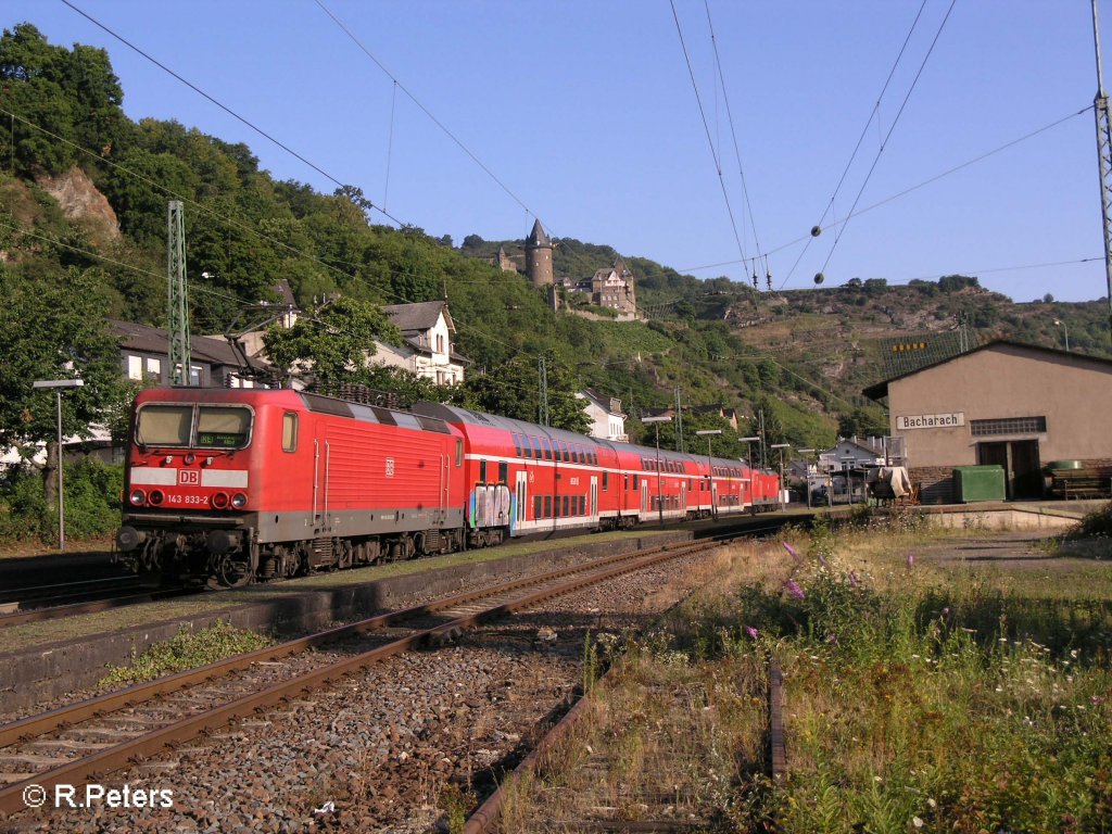 143 833-2 schiebt im Sandwitch ein Re Koblenz durch Bacharach. 24.07.08