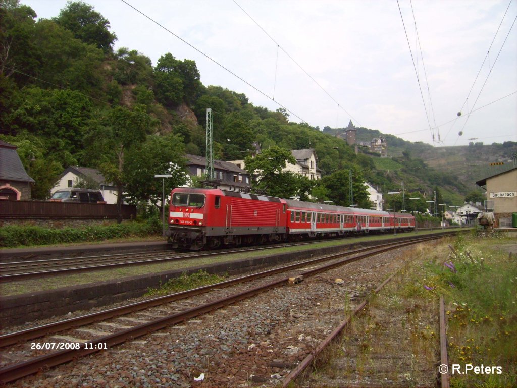 143 833-2 verlsst Bacharach mit einer RB Mainz. 26.07.08