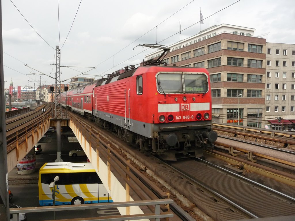 143 848 verl�sst am 11.04.2012 den Bahnhof Berlin-Alexanderplatz.
RB14 -> Nauen