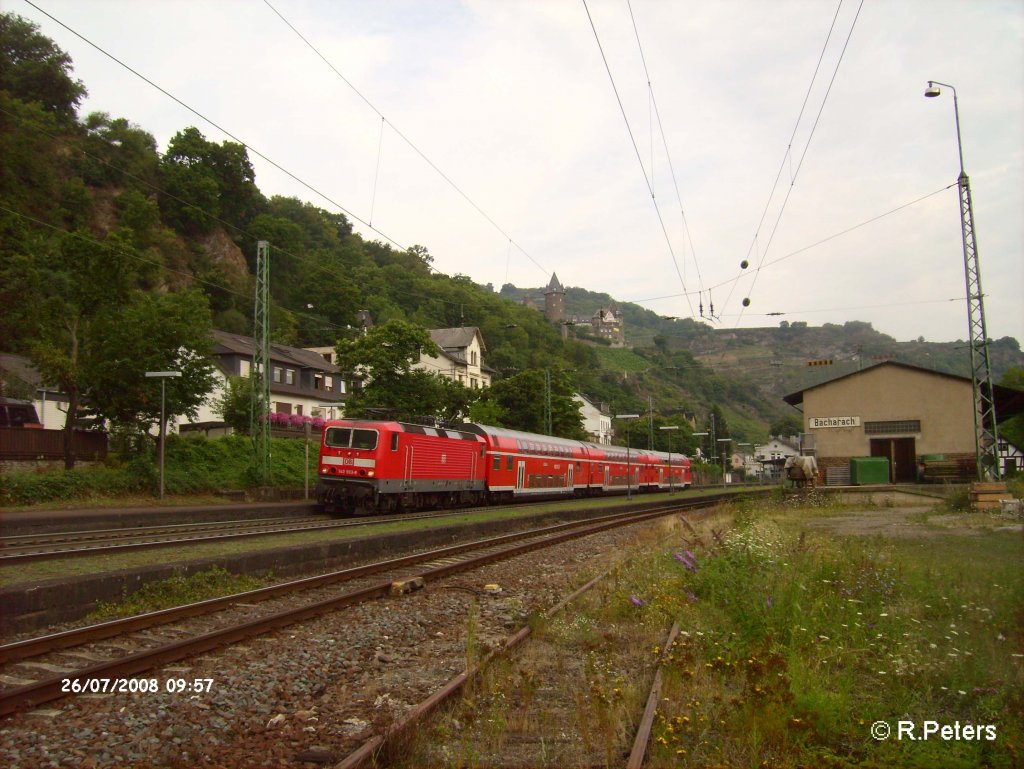 143 853-8 verlsst Bacharach mit einem RE Mainz. 26.07.08