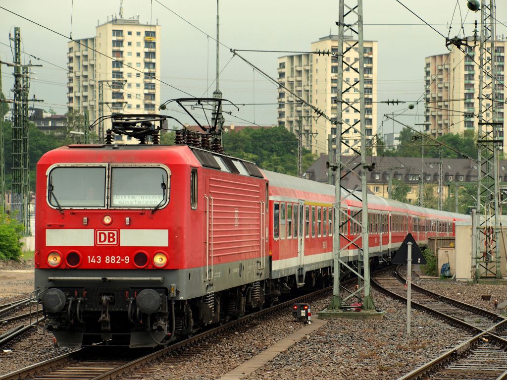 143 882-9 stellte eine unbekannte Regionalbahn im Stuttgarter Hbf bereit am 27.4.11.