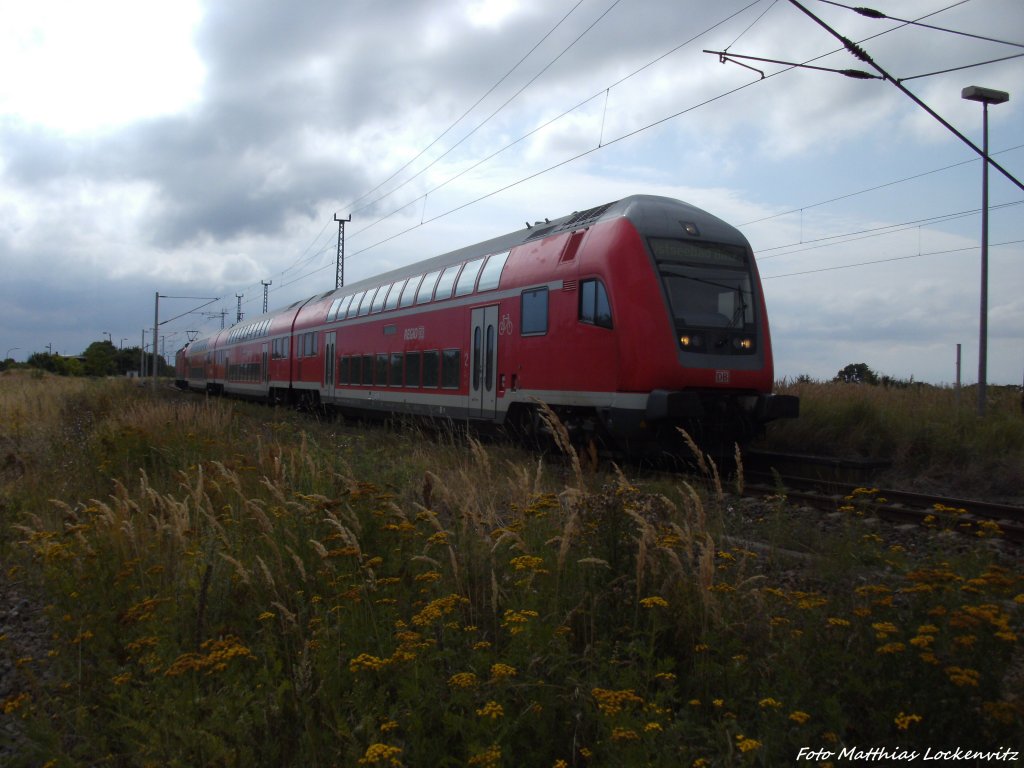 143 899-4 mit dem RE9 mit ziel Ostseebad Binz bei der Ausfahrt aus Altef�hr am 7.8.13 