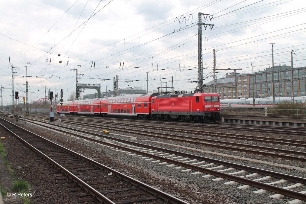 143 910 schiebt eine unbekannte RB durch Frankfurt/Main. 15.04.13