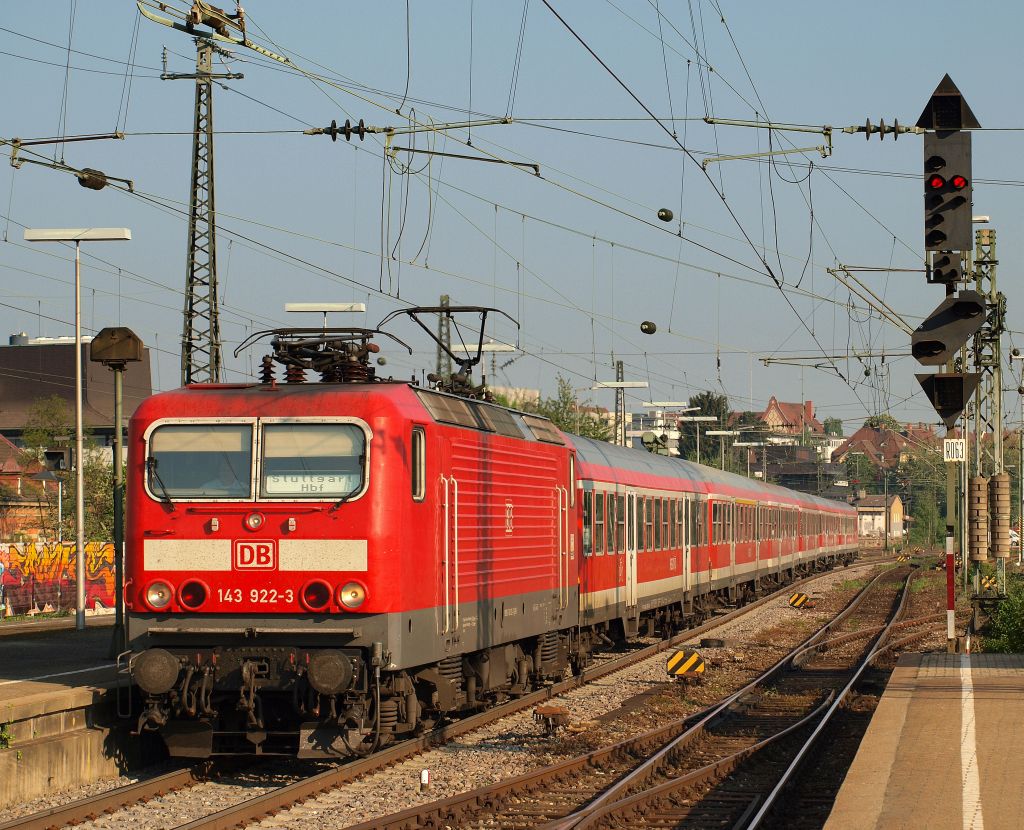 143 922-3 heulte mit dem Regionalexpress von Wrzburg Hbf nach Stuttgart Hbf in den Bahnhof von Ludwigsburg am 26.4.11