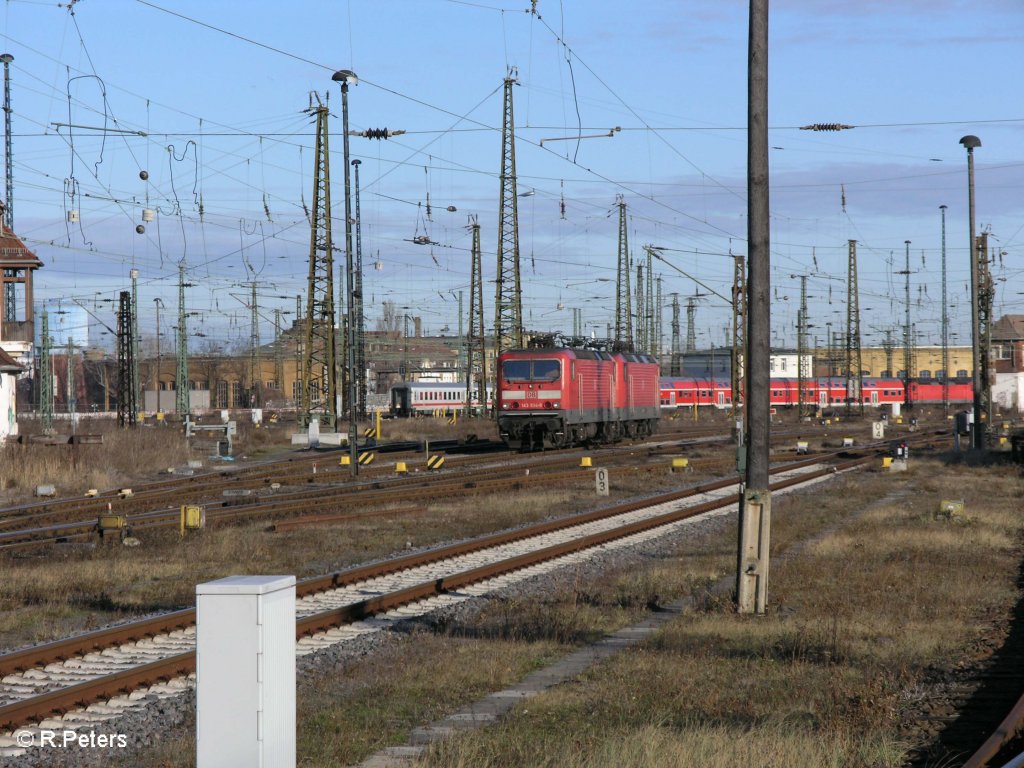 143 934-9 und eine schwester Maschine estehen im Vorfeld vom leipziger HBF abgestellt. 26.12.09