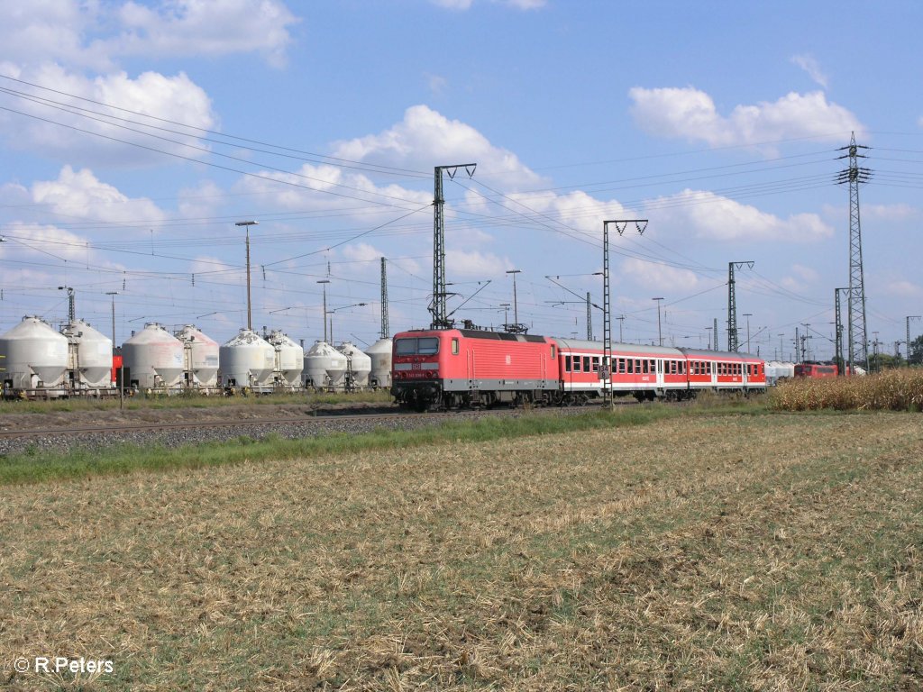 143 938-9 schiebt die RB 32527 Eggmhl an Regensburg Ost vorbei. 27.08.09
