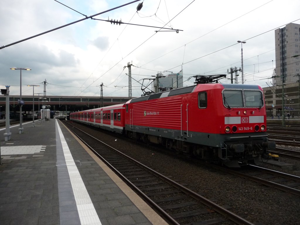 143 949 ist eine Besonerheit: Sie tr�gt eine neue Eigent�meranschrift  S-Bahn Rhein-Ruhr  und ist oberhalb der Frontfenster grau lackiert. Drei Loks sind meiner Kenntnis nach in diesem Farbschema lackiert. D�sseldorf Hauptbahnhof, 03.05.2012
S68 -> Langenfeld