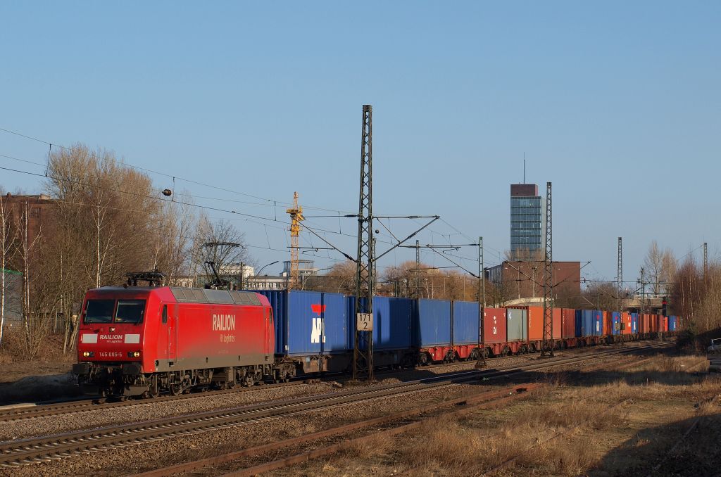 145 005-5 fuhr mit einem bunt gemischten Containerzug durch Hamburg-Unterelbe am 5.3.  Gru geht an Erik und seine Crew.