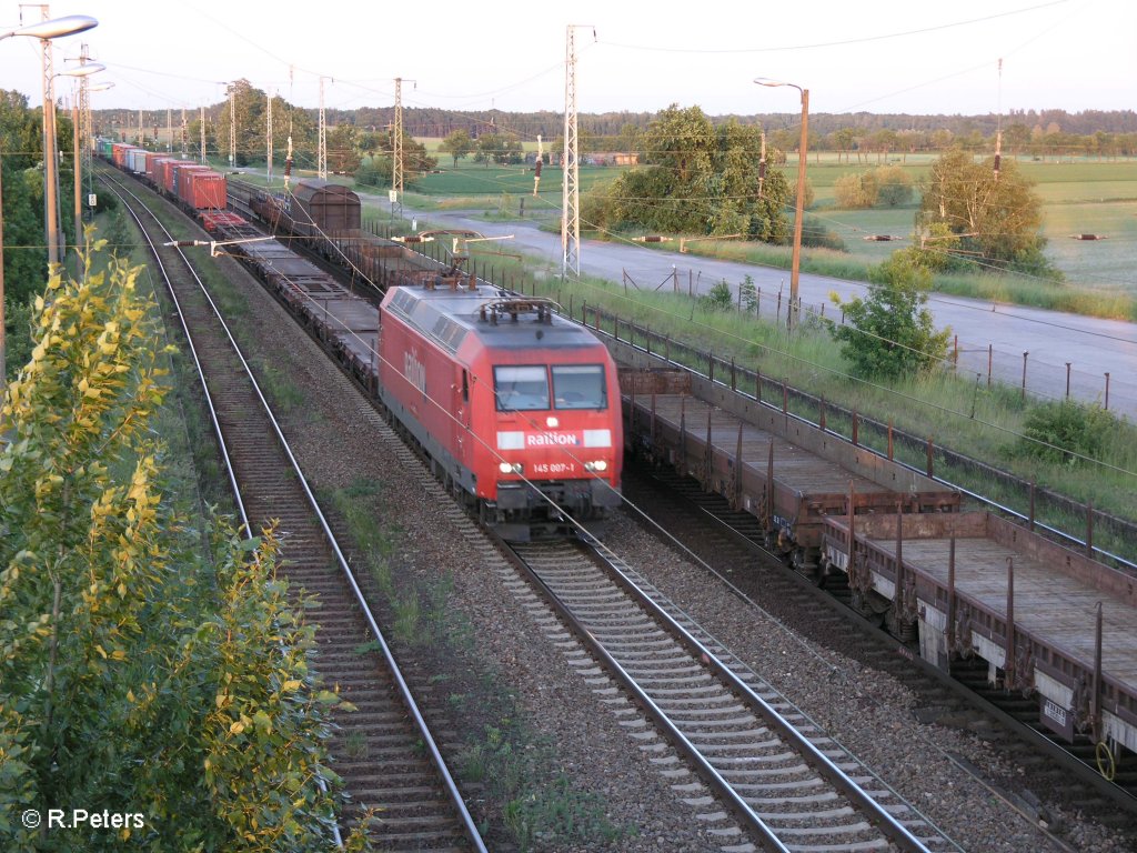 145 007-1 zieht ein Containerzug durch Saarmund in Richtung Seddin. 29.05.09