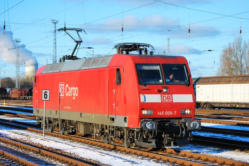 145 009 zeigt sich am 13.12.2010 in Rostock-Seehafen.