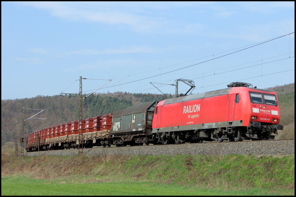 145 013 mit Gterzug am 18.04.13 bei Hermannspiegel