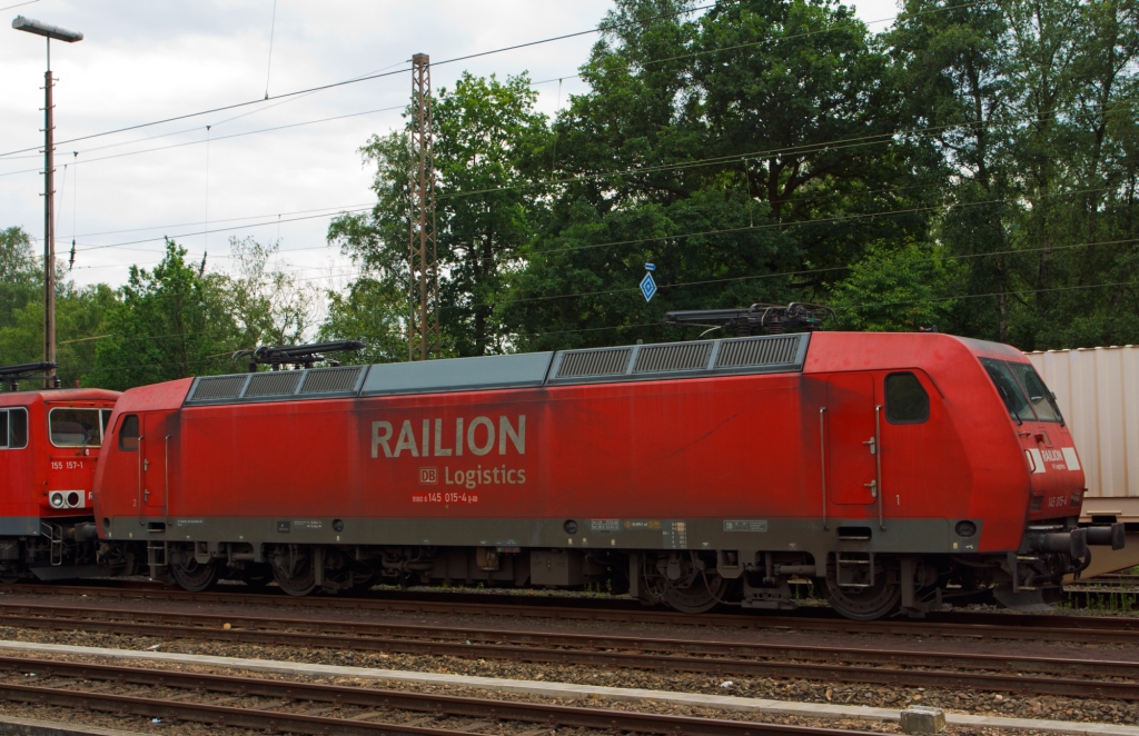 145 015-4 der DB Schenker Rail abgestellt am 10.07.2012 in Kreuztal. 
Die Lok wurde 1999 bei Adtranz in Kassel unter der Fabriknummer 33332 gebaut.
Die Baureihe 145 geht auf den Prototypen 12X  (128 001)  zurck, den AEG Hennigsdorf 1994 der ffentlichkeit vorstellte und als bei der DB erproben lie. Die dabei gemachten Erfahrungen flossen in die Baureihe 145 ein. Kurz nach der Bestellung der Baureihe 145 wurde die AEG Schienenfahrzeugtechnik GmbH mit ABB-Henschel zur Adtranz fusioniert.
Zur Rationalisierung der Fertigung und spteren Instandhaltung wurde die Baureihe 145 der Baureihe 101 angeglichen. 
80 Loks wurden von der DB bestellt, ein geplanter Folgeauftrag unterblieb zu Gunsten der Zweisystemvariante BR 185 TRAXX F140 AC.