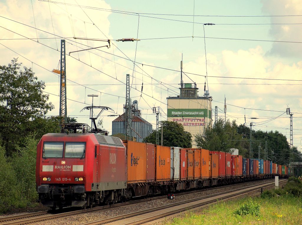 145 015-4 rauschte mit einem Bunten Containerzug durch Tostedt am 4.9.