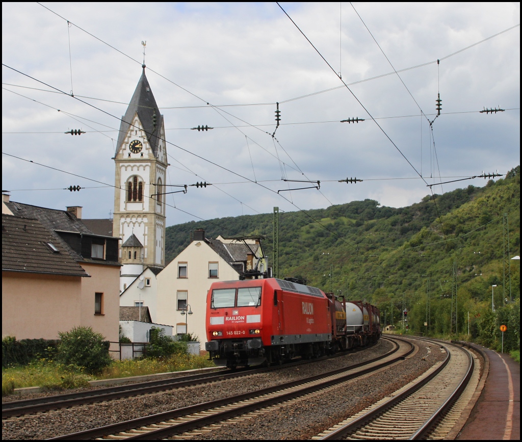 145 022 durchfhrt hier Bacharach in Richtung Sden. 30.08.11