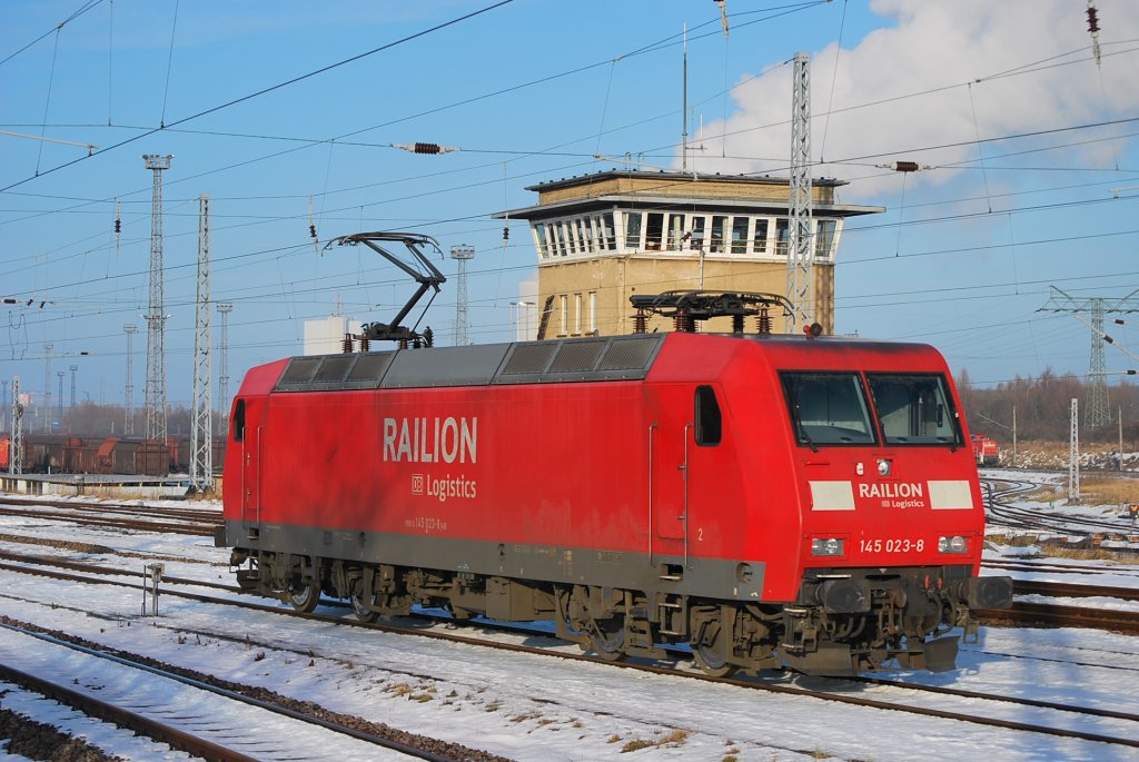 145 023 rangiert am 07.01.2011 in Rostock-Seehafen.