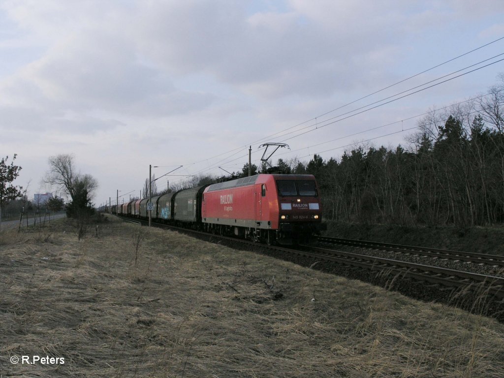 145 024-6 mit gemischten Gterzug bei Eisenhttenstadt. 01.04.11