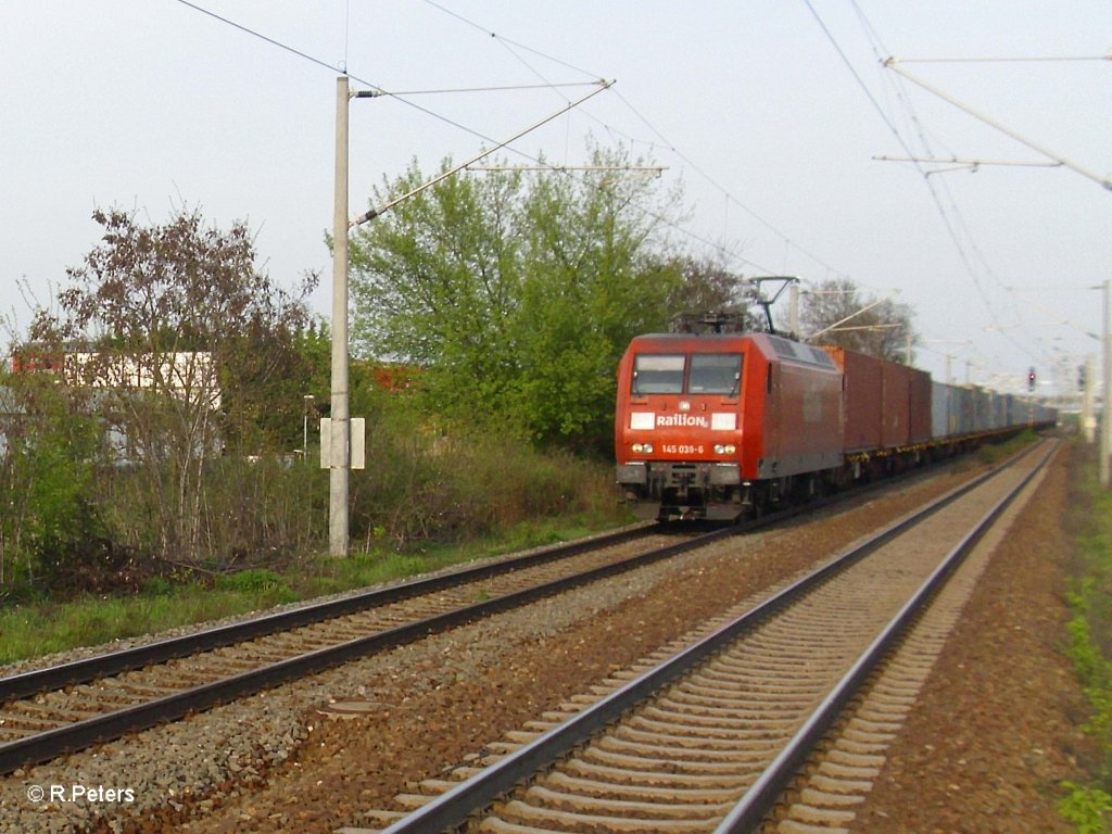 145 038-6 zieht ein Containerzug bei Schkeuditz. 28.04.10