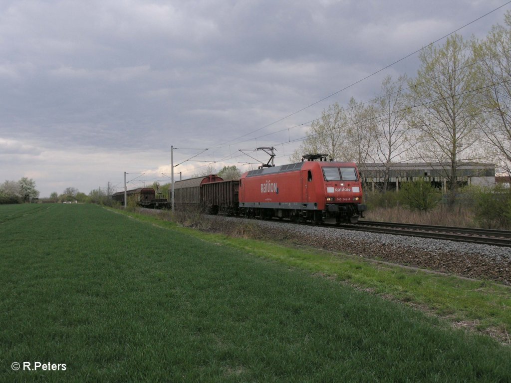 145 042-8 mit gemischten Gterzug bei Podelwitz. 16.04.11