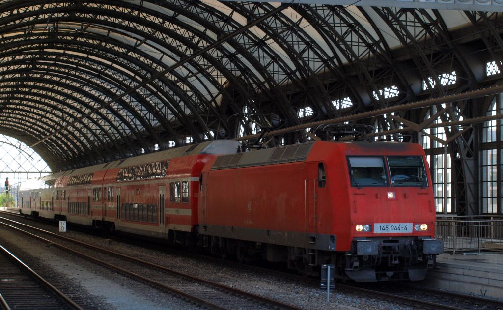 145 044-4 stand mit der S1 nach Schna am 3.8.11 im Dresdener Hbf.