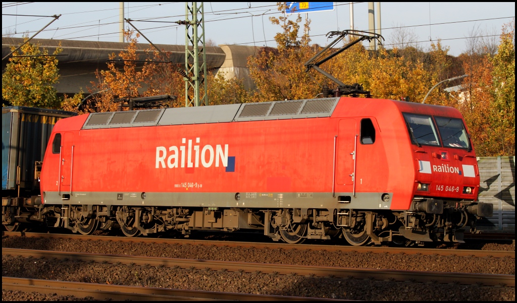 145 046 durchfuhr mit einem Containerzug am 04.11.11 Hamburg Harburg in Richtung Sden. Sie ist eine von vielen 145ern die zwischenzeitlich im Regionalverkehr von Nordrhein-Westfalen ausgeholfen haben und jetzt wieder an alter Wirkungssttte zurckgekehrt sind.