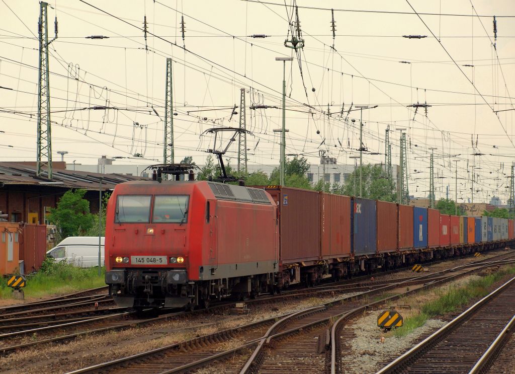 145 048-5 fuhr mit einem langem Containerzug durch den Bremer Hbf am 12.6