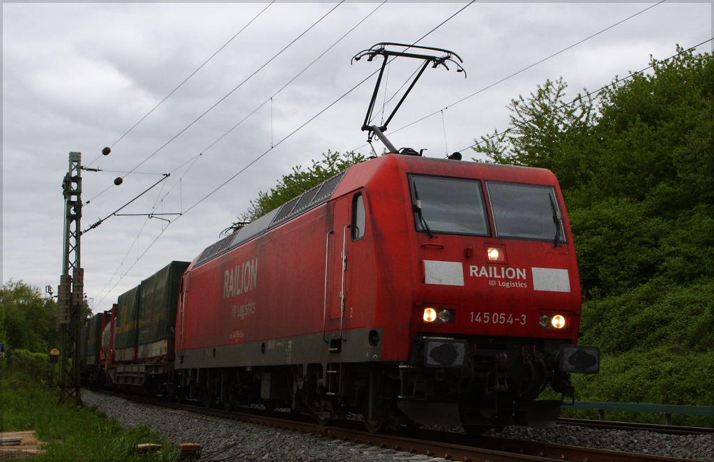 145 054 mit KLV-Zug in Richtung Sden am 10.05.13 in Unkel