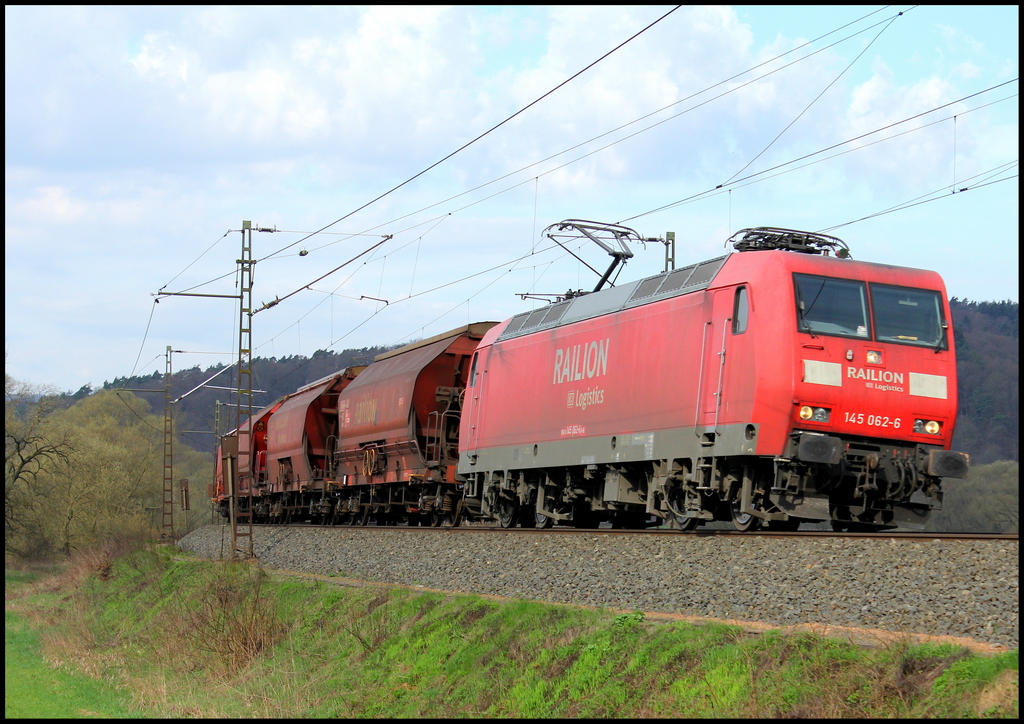 145 062 mit Gterzug am 18.04.13 bei Hermannspiegel