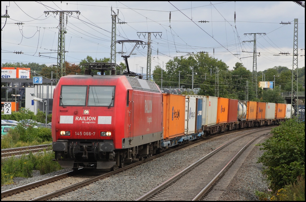 145 066 mit einem Containerzug am 23.07.11 in Koblenz Mitte